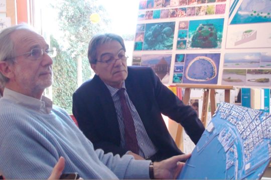 Γένοβα 15/10/2010: ο Renzo Piano στο γραφείο του με τον Ν. Σηφουνάκη μπροστά στη μακέτα της μελέτης του Φαληρικού Ορμου